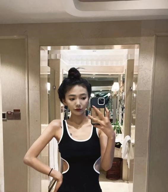 静安骨感美女