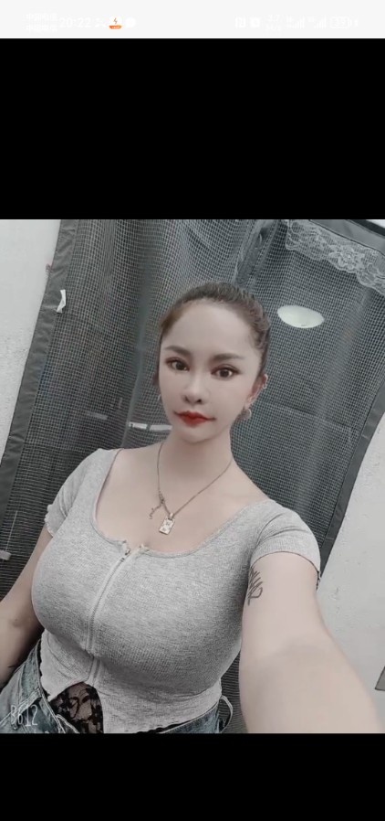热情肤白大奶妹
