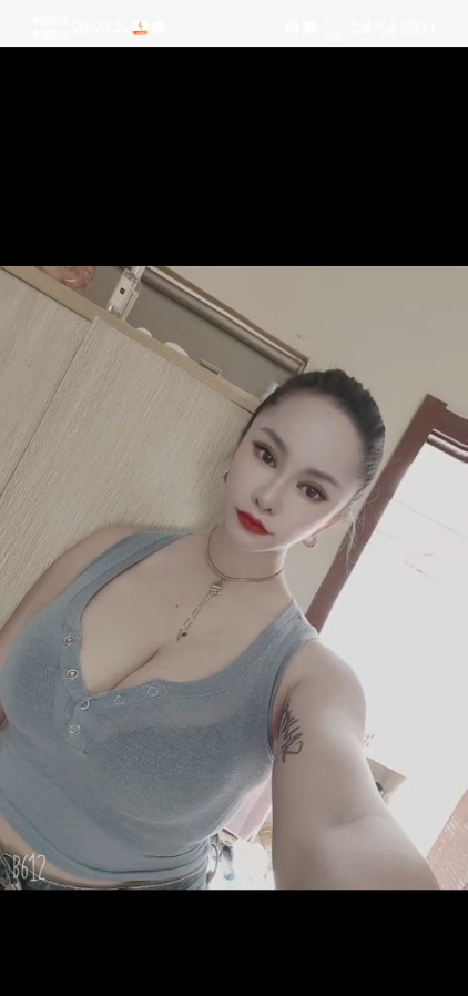 热情肤白大奶妹