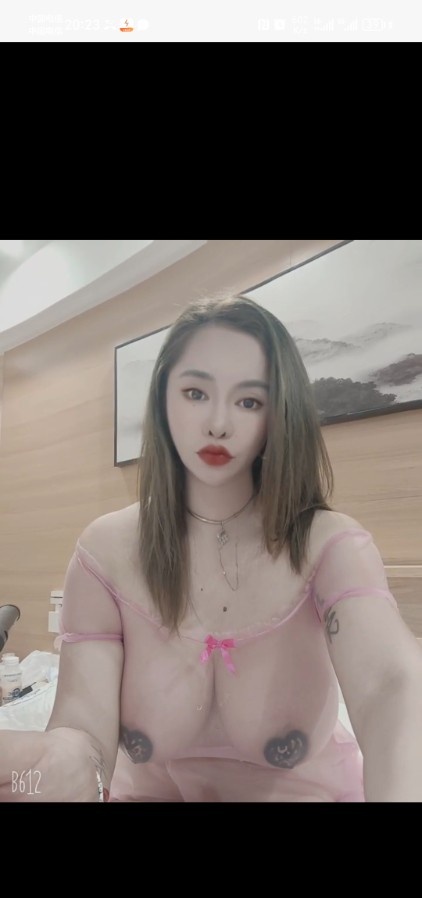 热情肤白大奶妹
