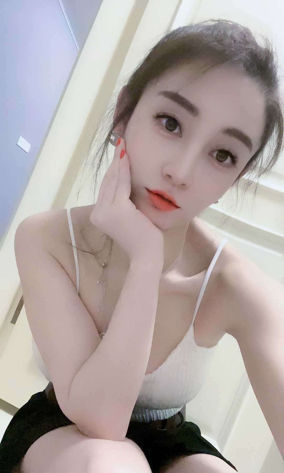 胸大屁股翘的妹子主动迎合