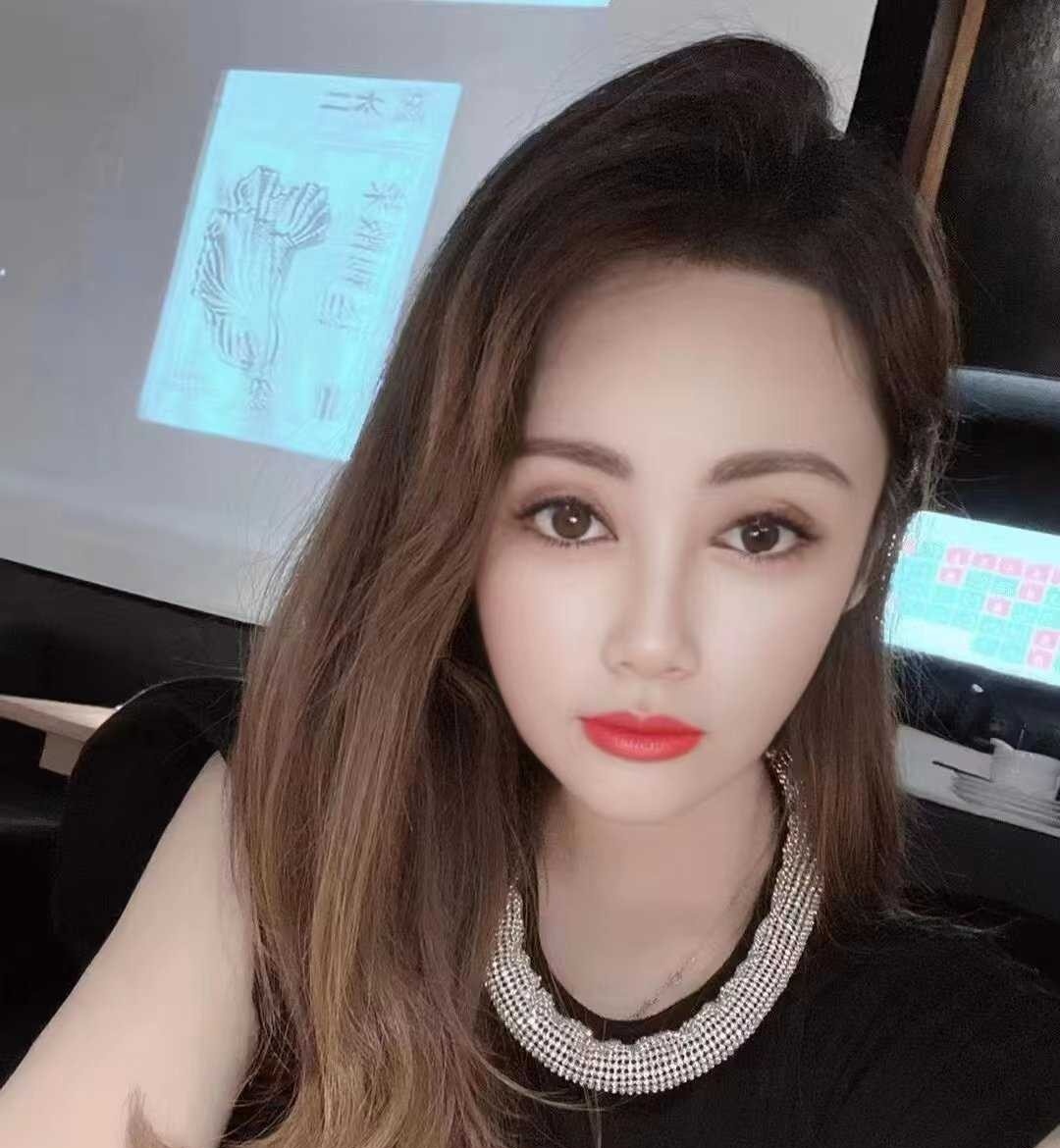 黑丝苗条小骚妇