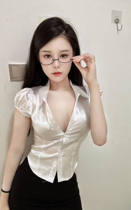 会跳艳舞的馨儿老师