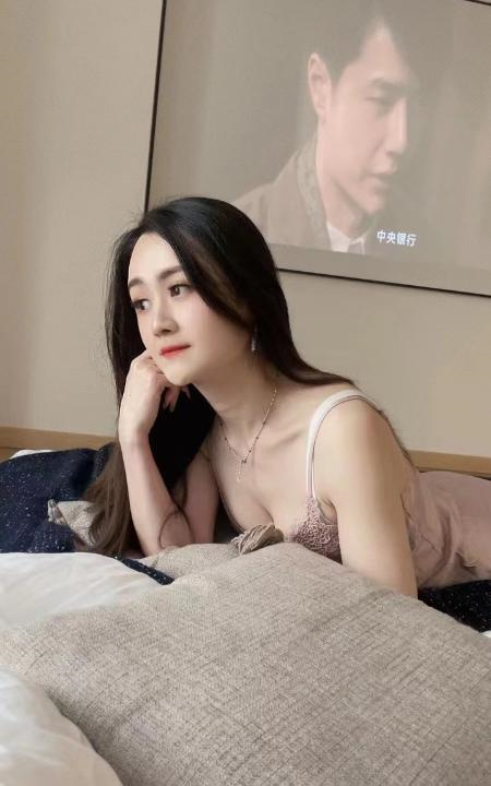 天心身材苗条小姐姐