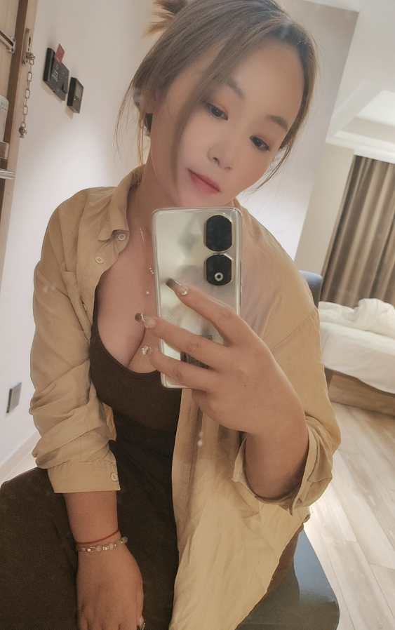 服务好颜值大奶妹子