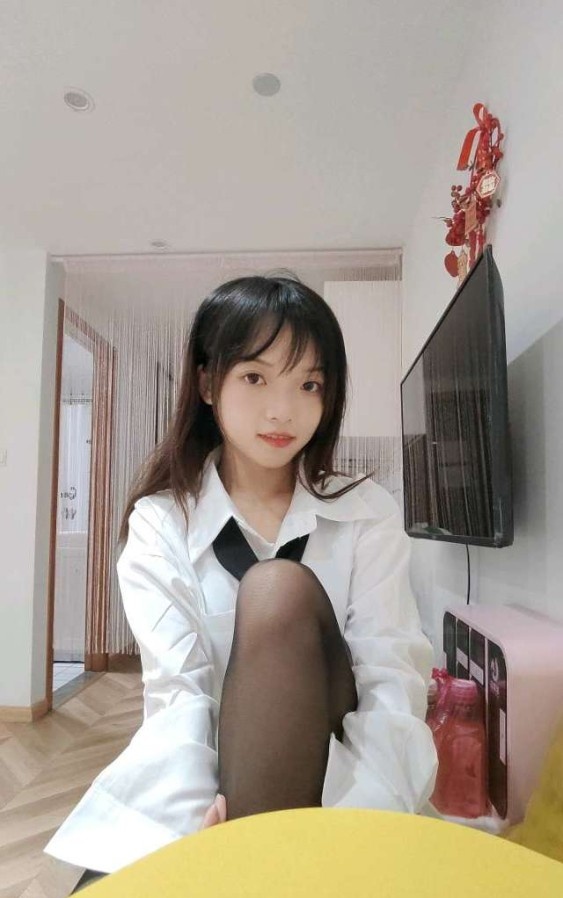 年轻嫩妹钉钉