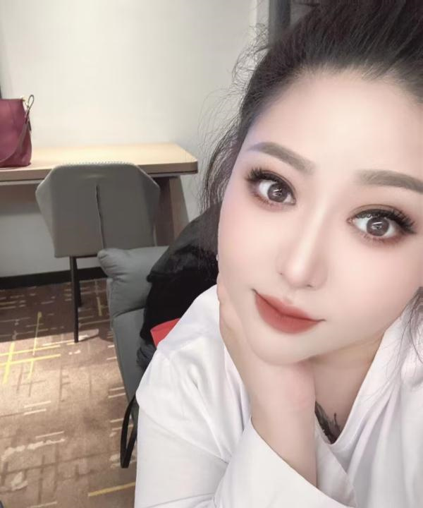 微胖纹身小少妇