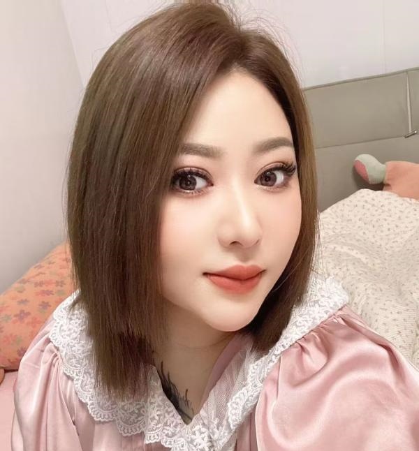微胖纹身小少妇
