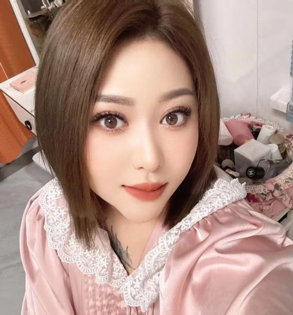 微胖纹身小少妇