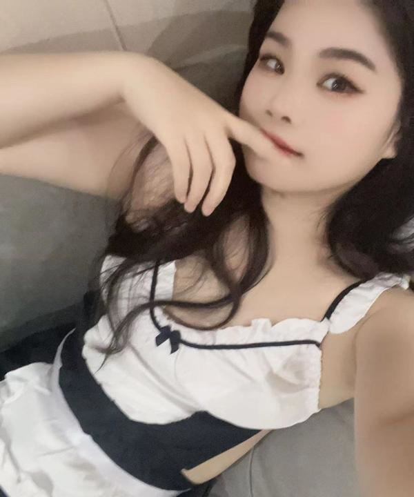 羞涩感满满小美女