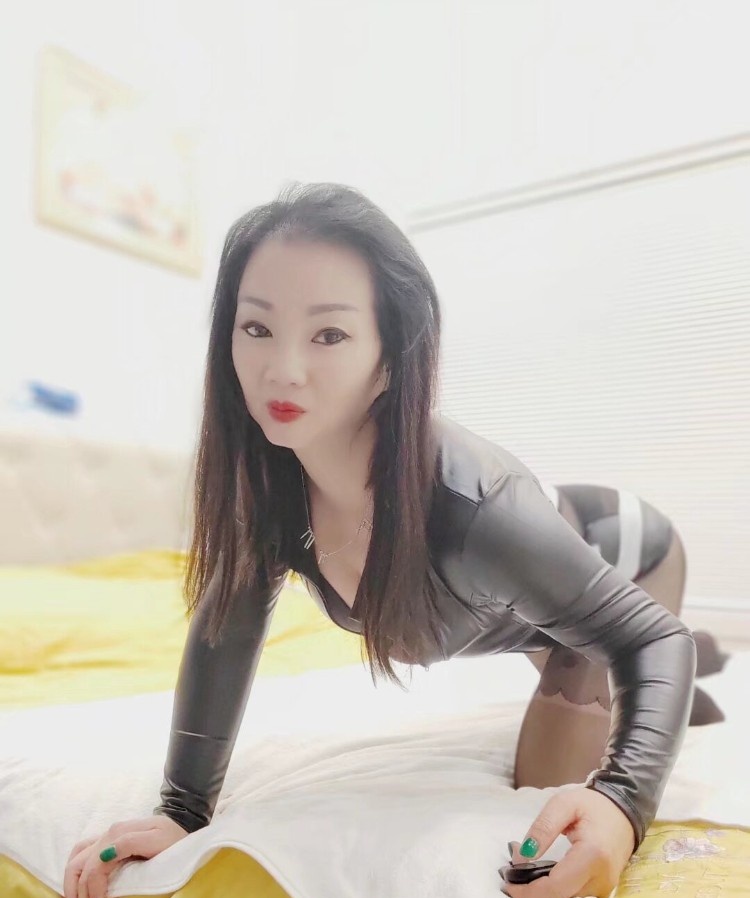 主动舌吻的少妇
