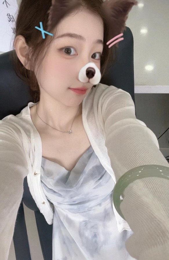 骚气十足的可爱嫩妹