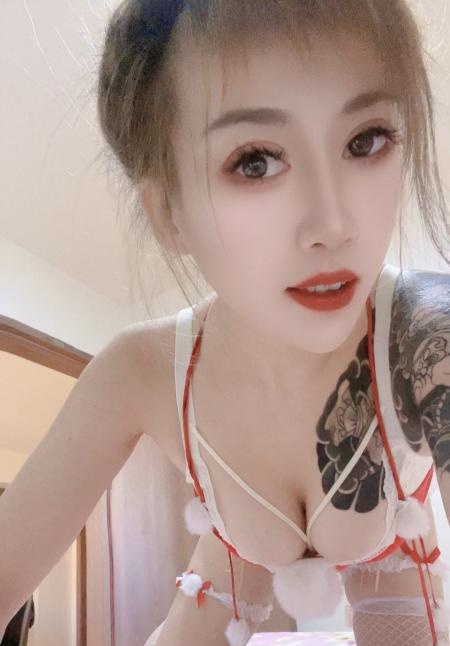 花臂少女