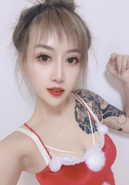 花臂少女