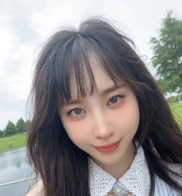 百变开心美女