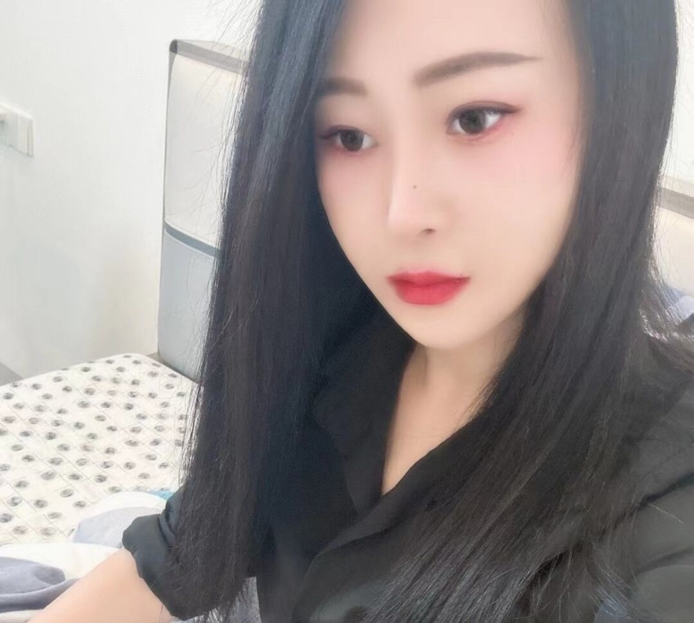 苗条少妇