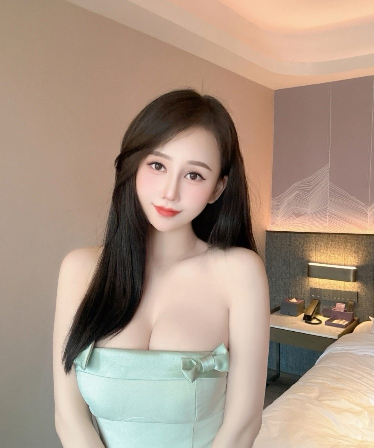 天河性感腿长大胸小姐姐