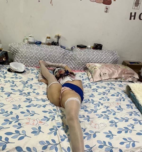 一字马喷水少妇