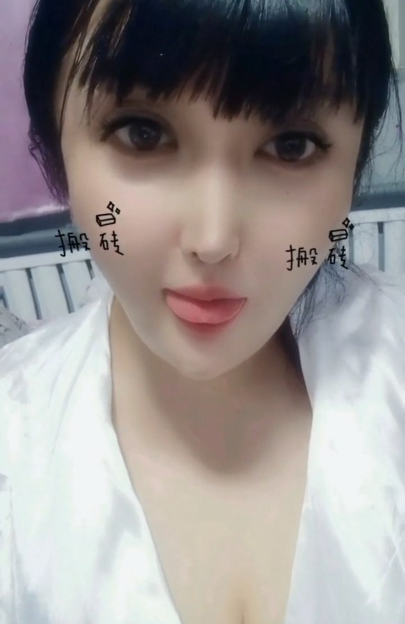 喜欢叼鸡巴的小姐姐