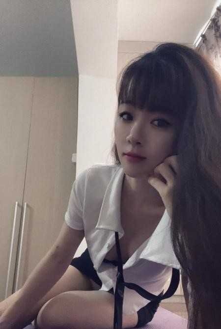 大咪咪小骚逼