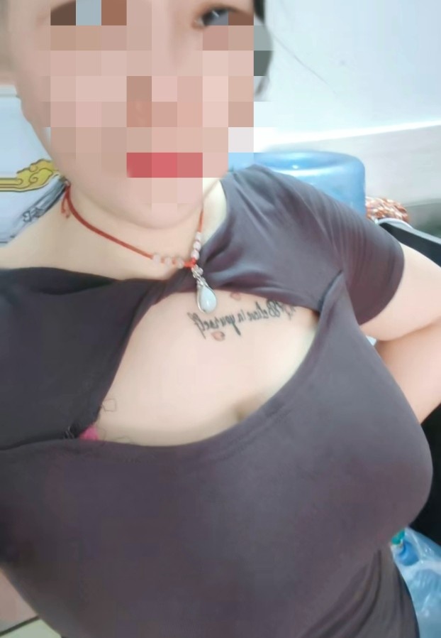 大胸小丽