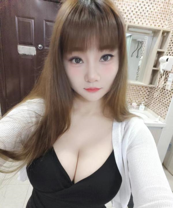 大奶艳舞系小少妇