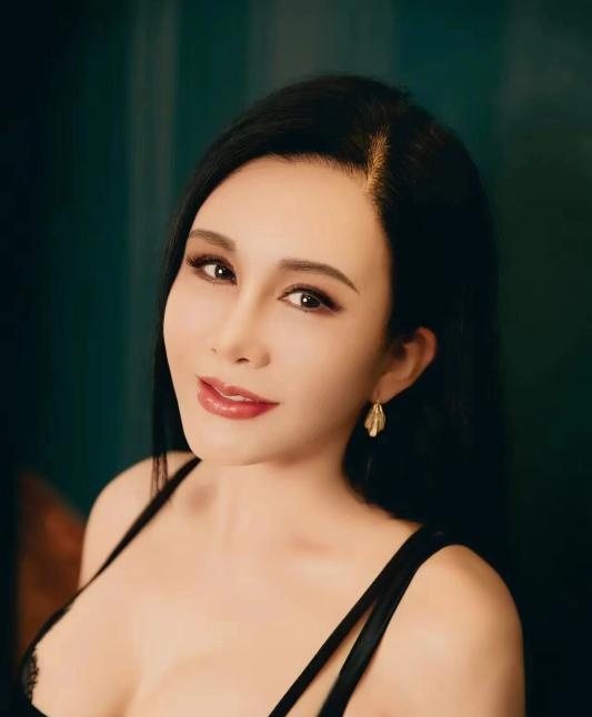 大胸口爆王菲菲