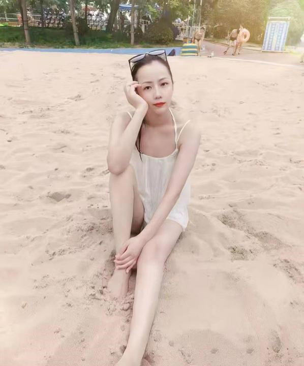 东城肤白主动妹子