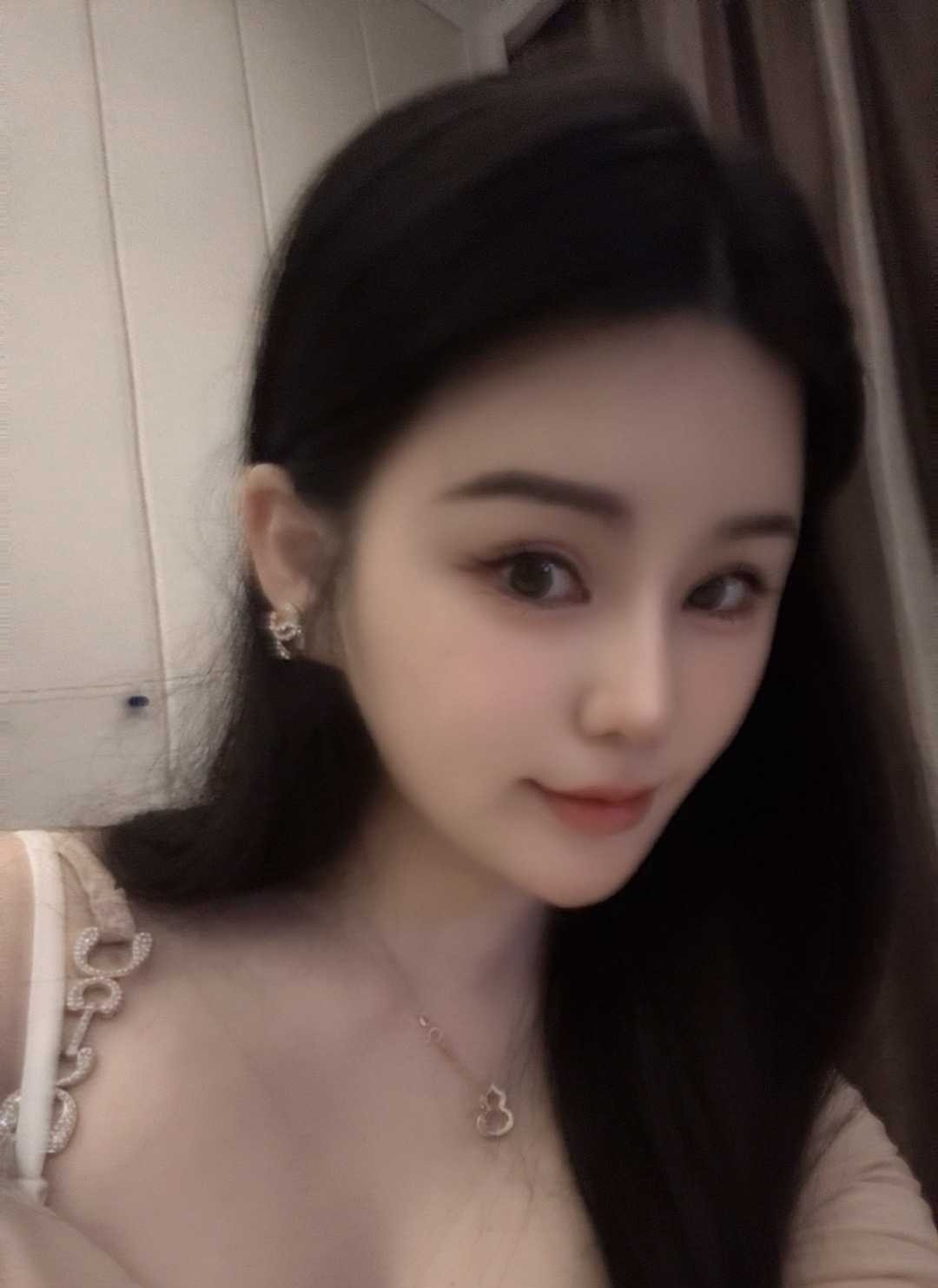 长相甜美胸挺粉嫩