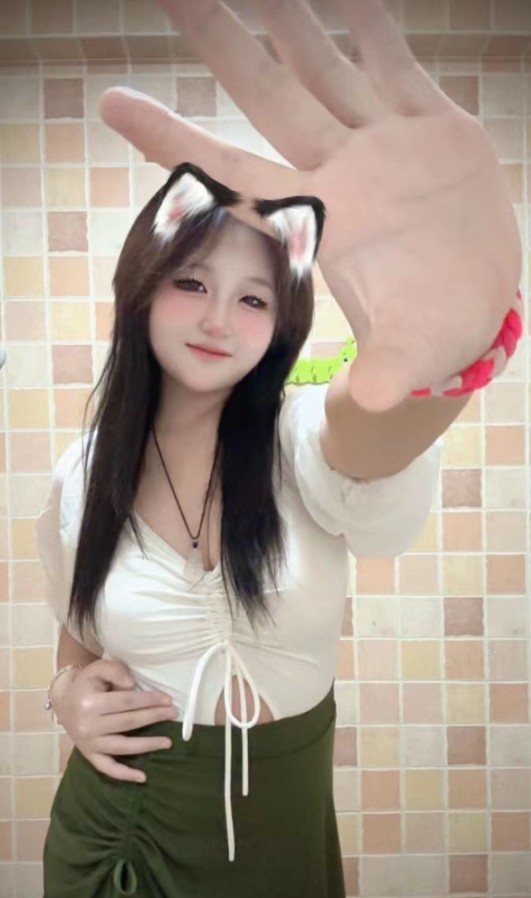 19岁反差萌嫩妹