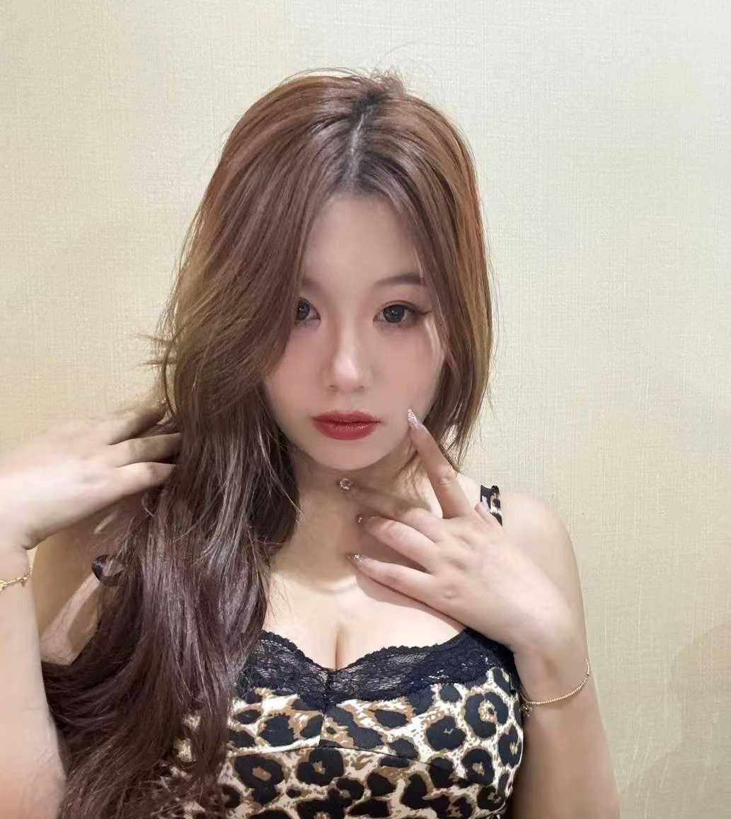 皮肤白皙胸很大