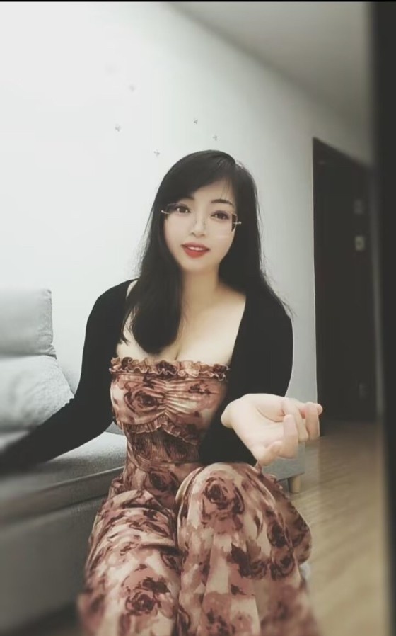 半套服务丰满妹子