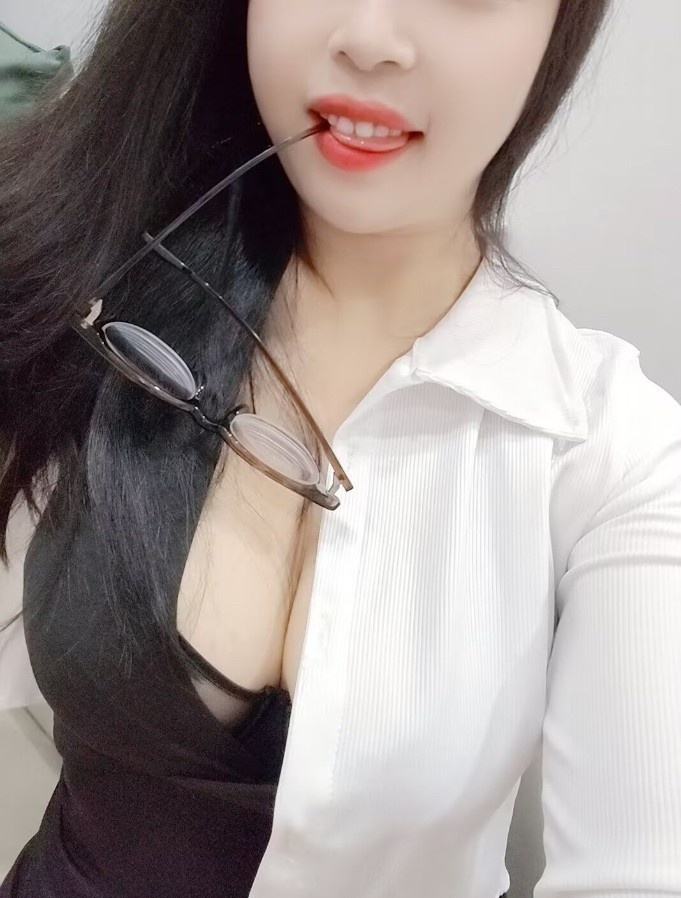半套服务丰满妹子