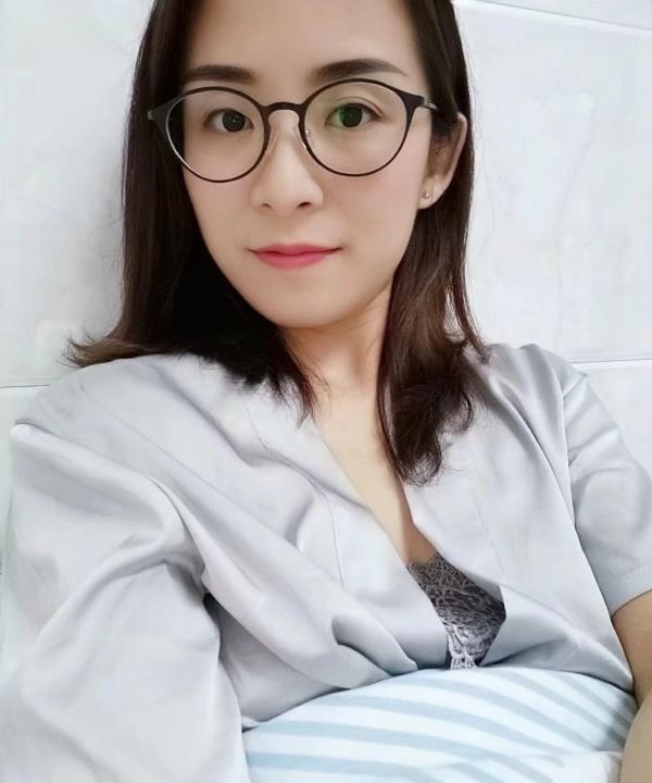 杨浦眼镜气质女