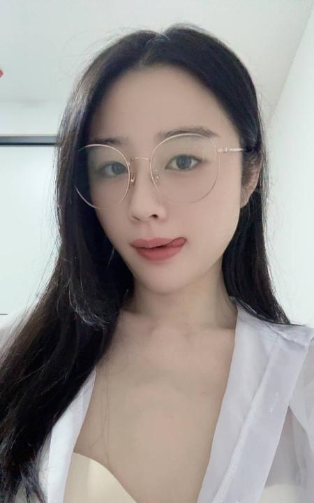 制服多多的温柔少妇