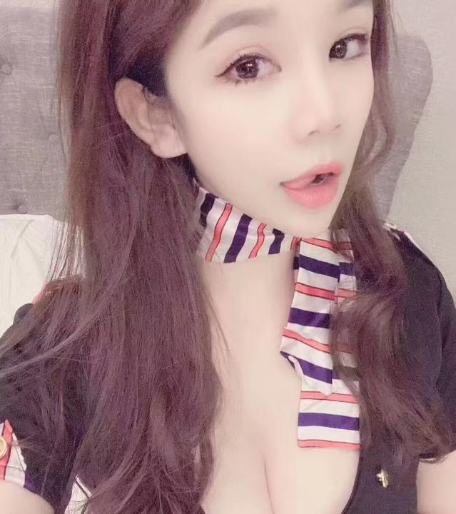 大胸黑丝小姐姐