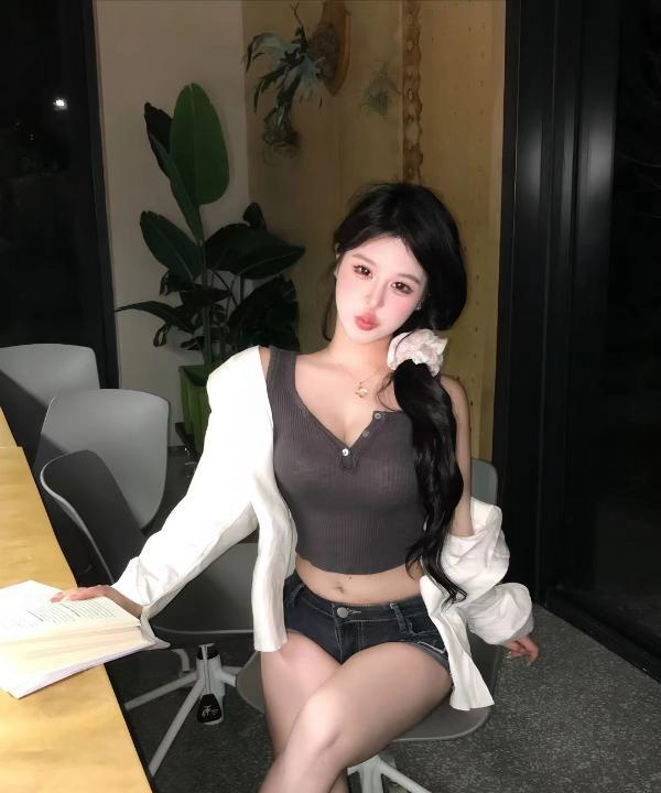 东站丝袜大长腿