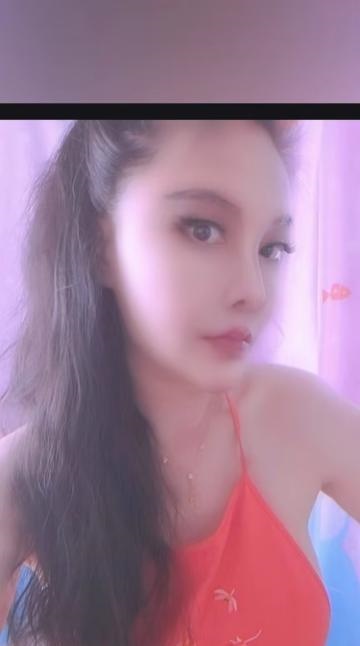 妹子会倒立吃鸡
