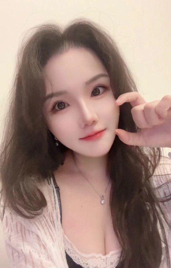 翘臀嫩妹小雪