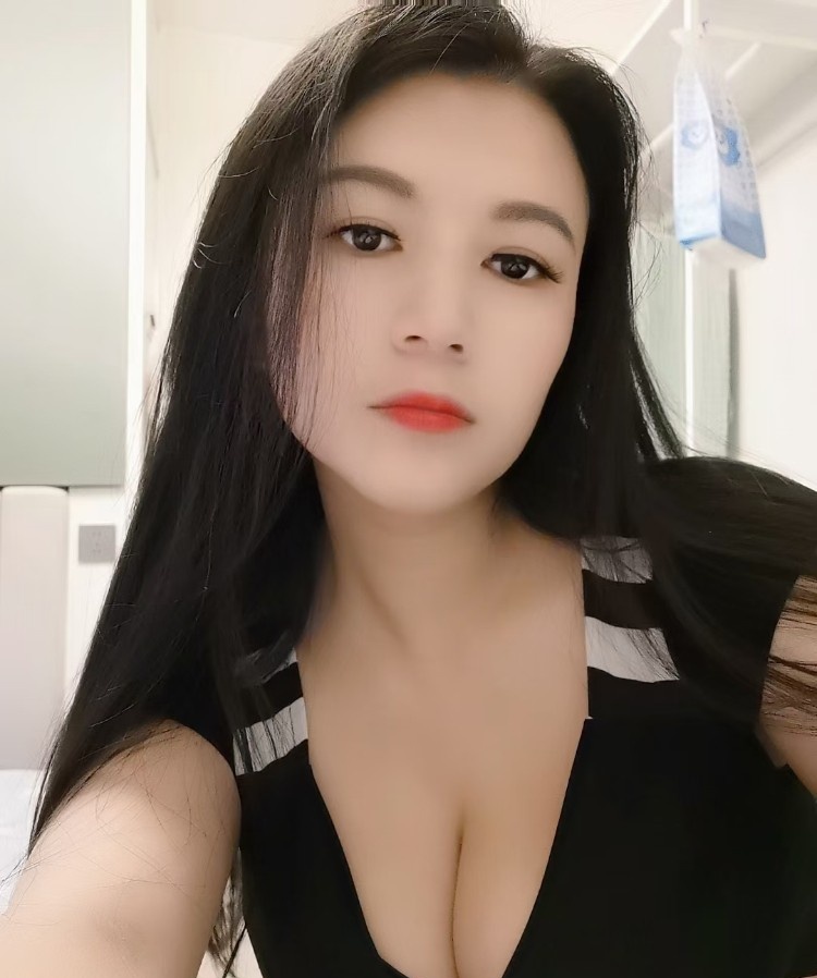 大胸娃娃脸美少妇