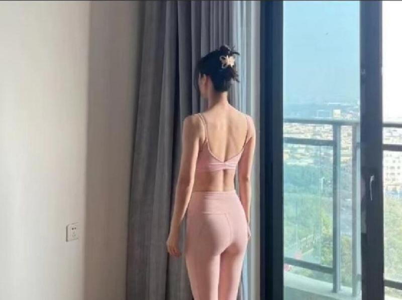 南门性感大长腿小星