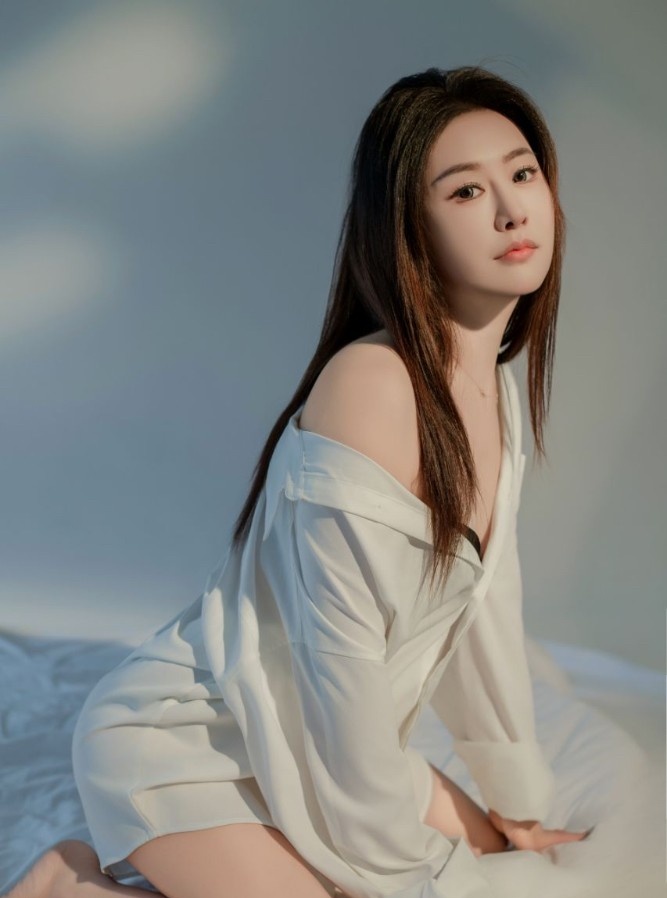 西丽瓜子脸菲菲