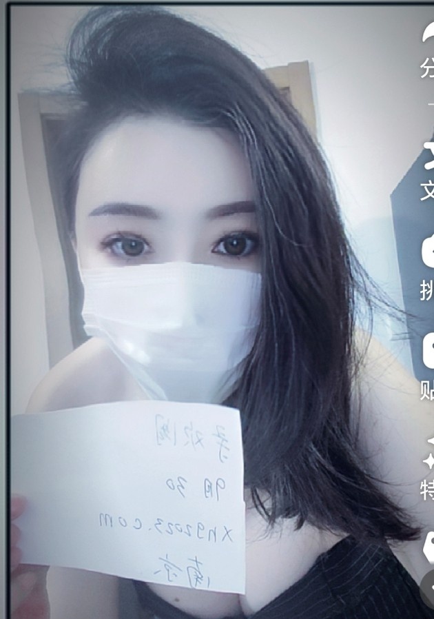 大胸在她的工作室