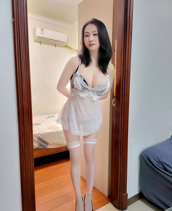 高挑舌吻美女