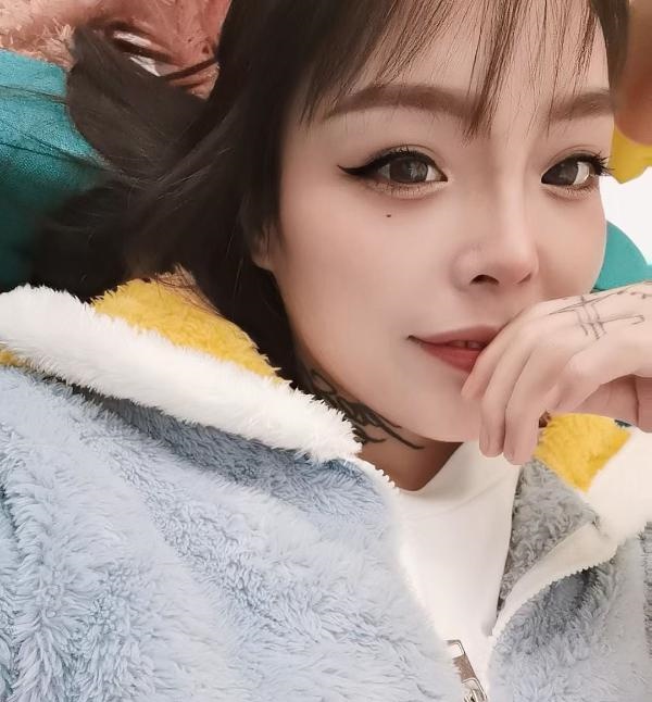 纹身热情辣妹