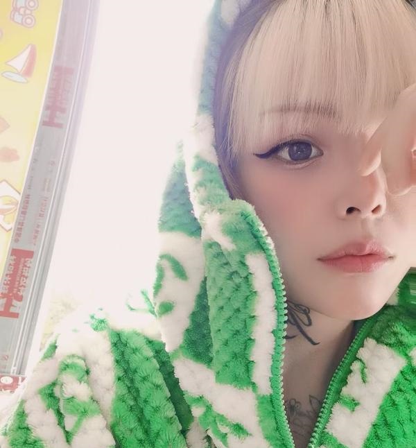 纹身热情辣妹
