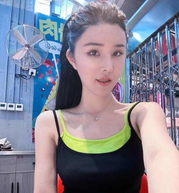 翘臀瘦腰的模特月亮