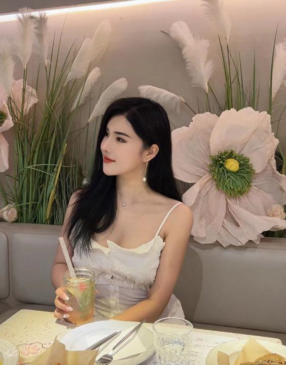 翘臀瘦腰的模特月亮