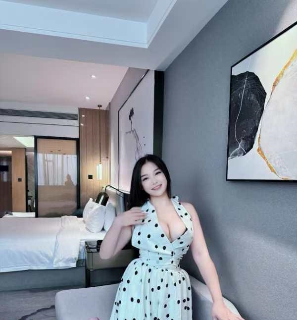 服务型大奶人妻铃儿