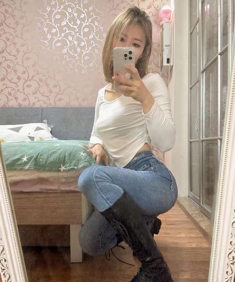 青年城瑜伽美女